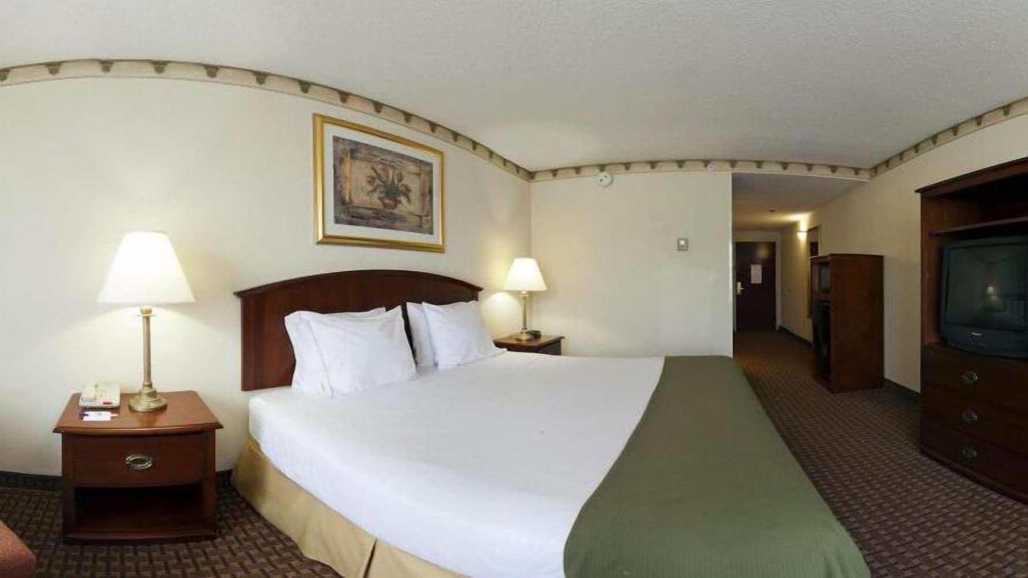 Holiday Inn Express Hotel & Suites-North East By Ihg Exterior photo