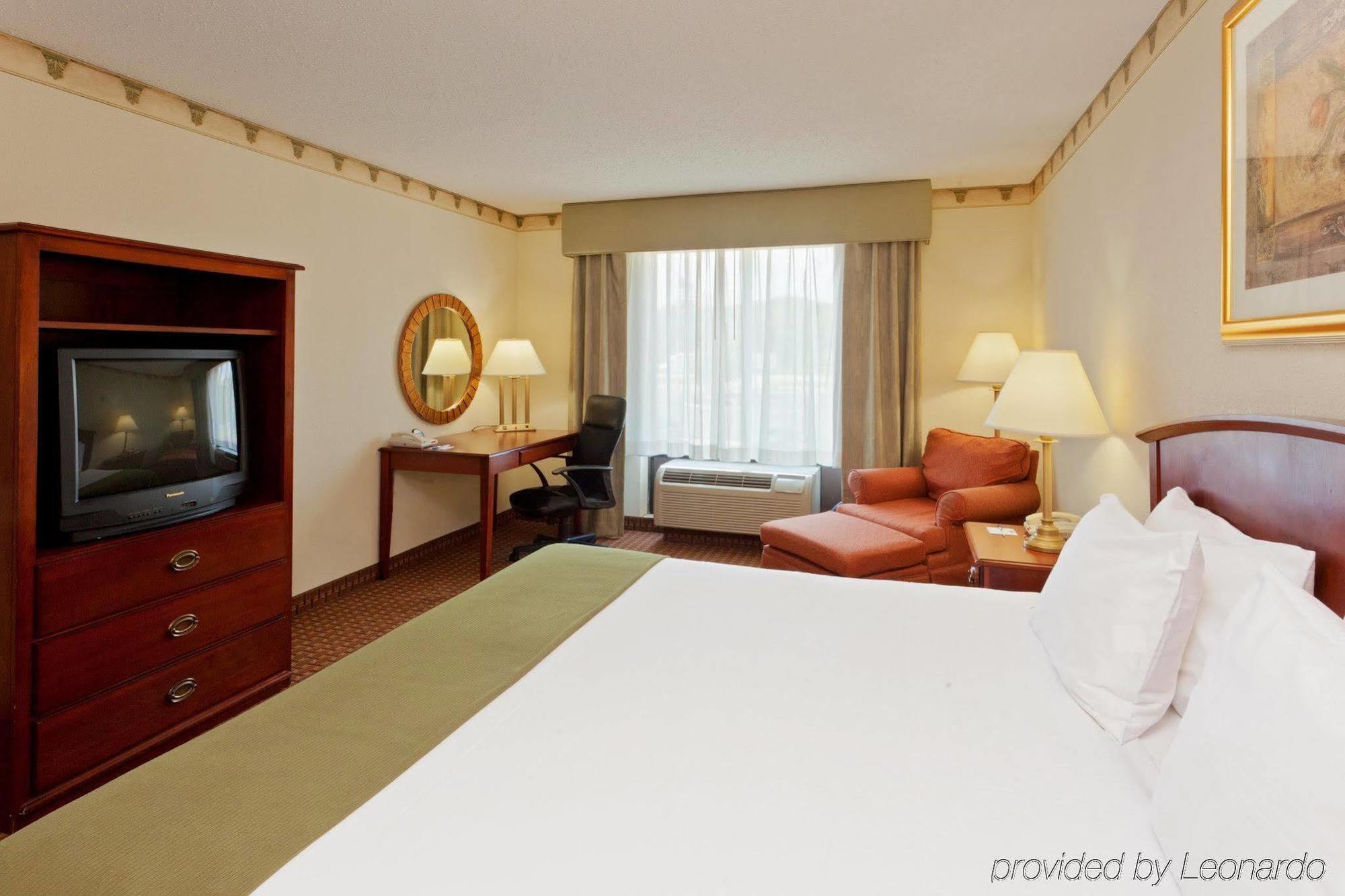 Holiday Inn Express Hotel & Suites-North East By Ihg Room photo
